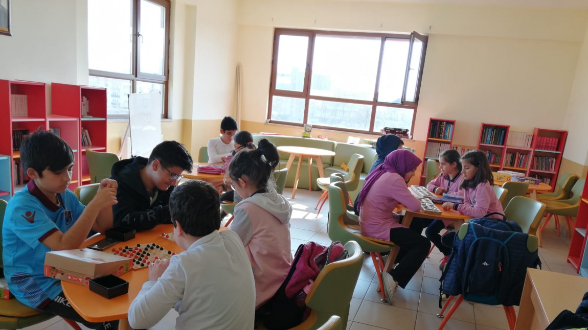 Okul Koridorunda Oyun Takımları Kuruldu
